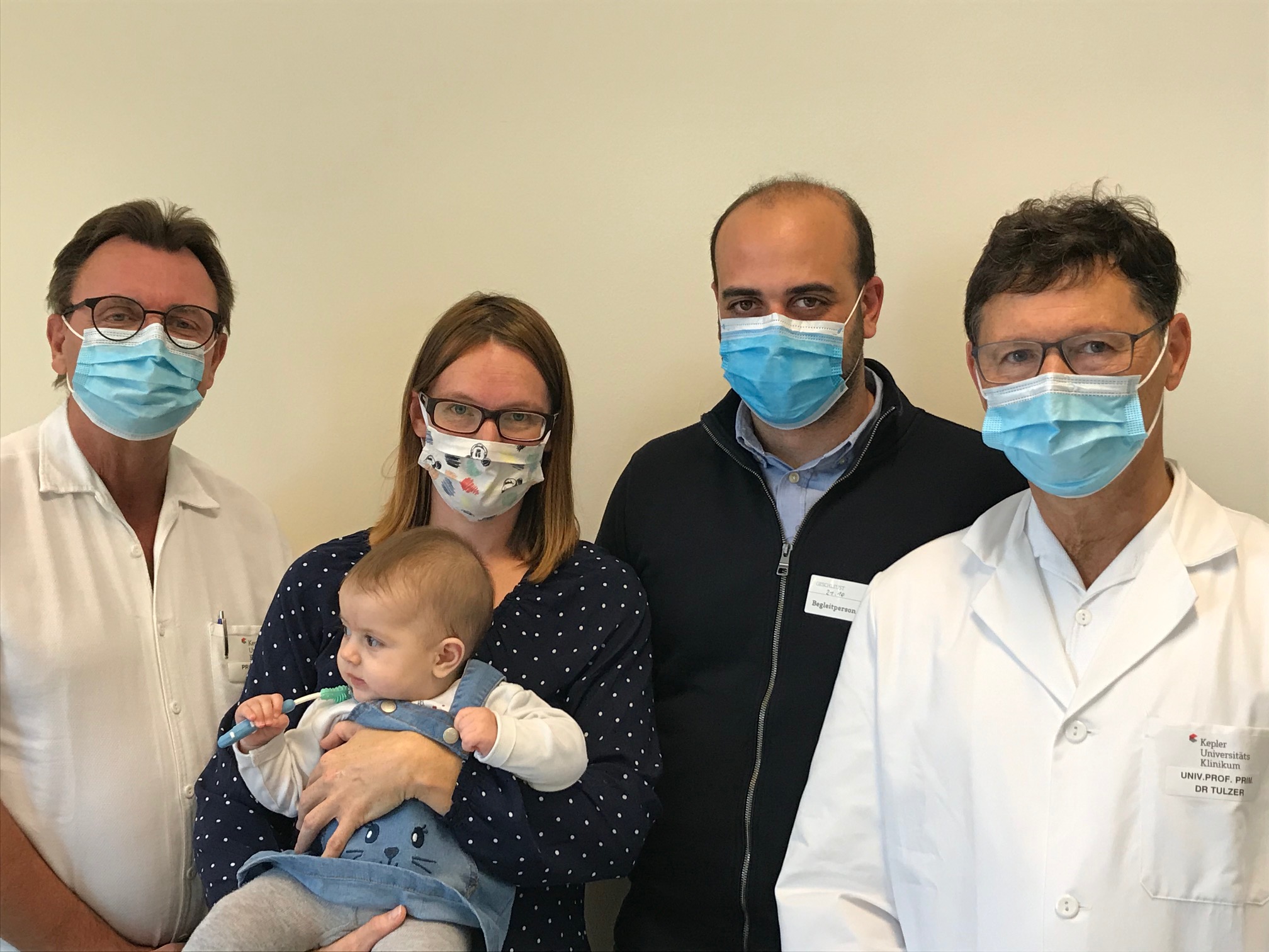 Ärzteteam mit Michaela und Raymond Badr und Baby Marlene