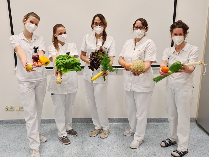 Team Diätologinnen mit gesundem Essen