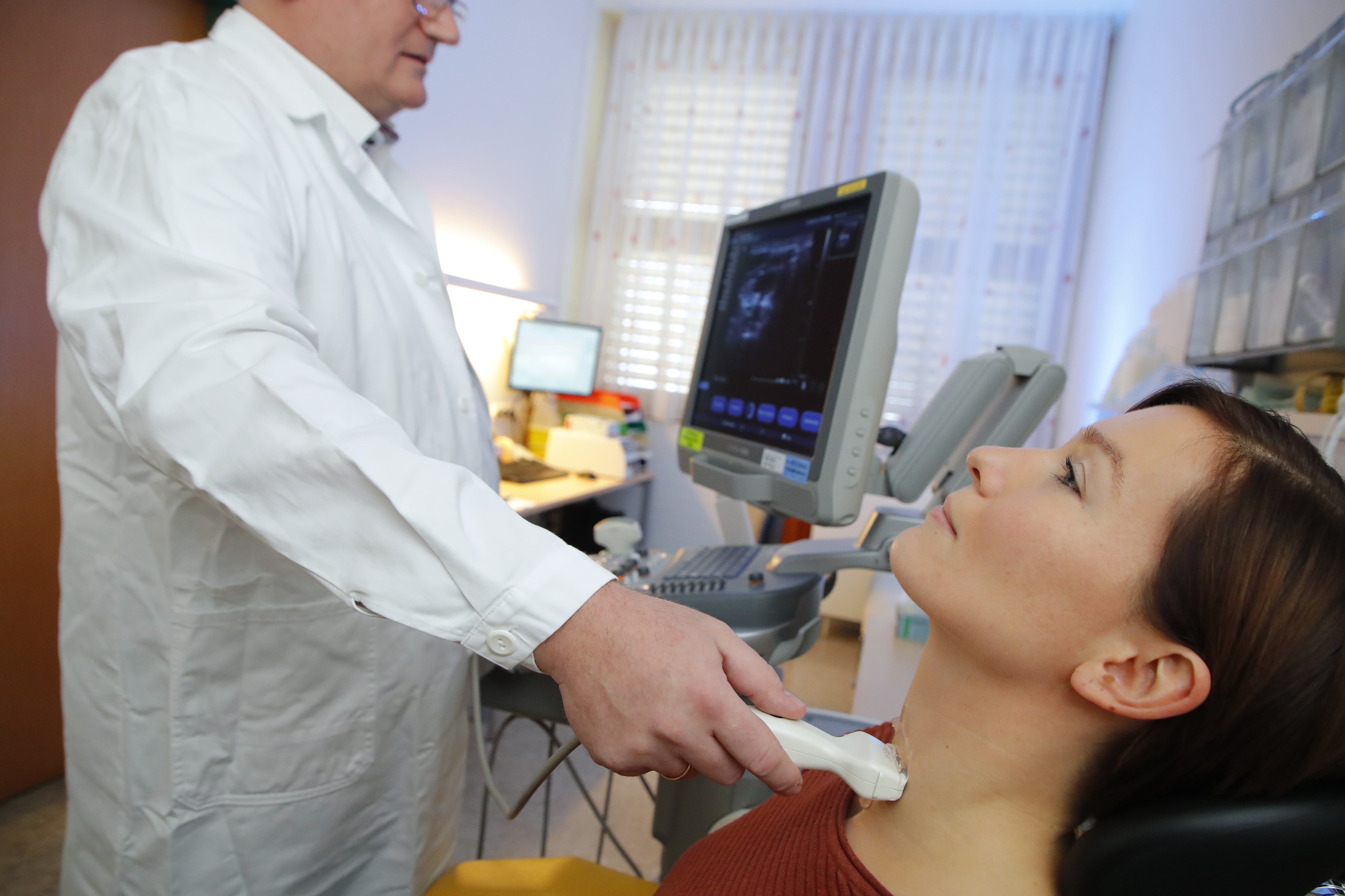 Patientin bei Schilddrüsenuntersuchung
