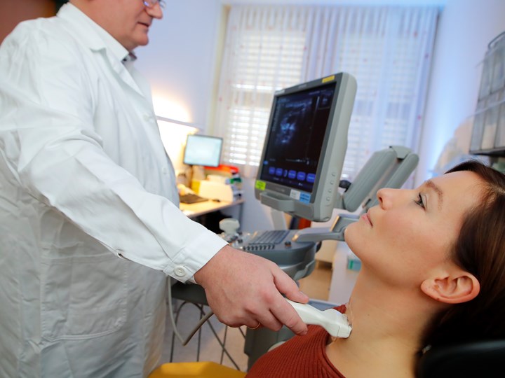 Patientin bei Schilddrüsenuntersuchung