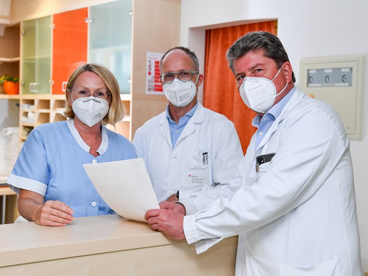 Team der Hämatologie und Onkologie beim Schreibtisch