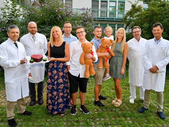 Ärzte Team mit Herzkindern, Eltern und Torte