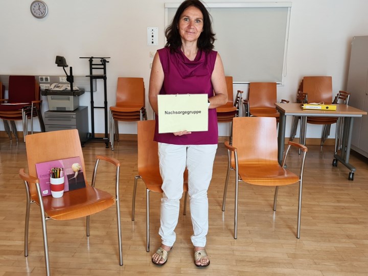 Alexandra Schaubmayr im Gruppenraum für Psychotherapie