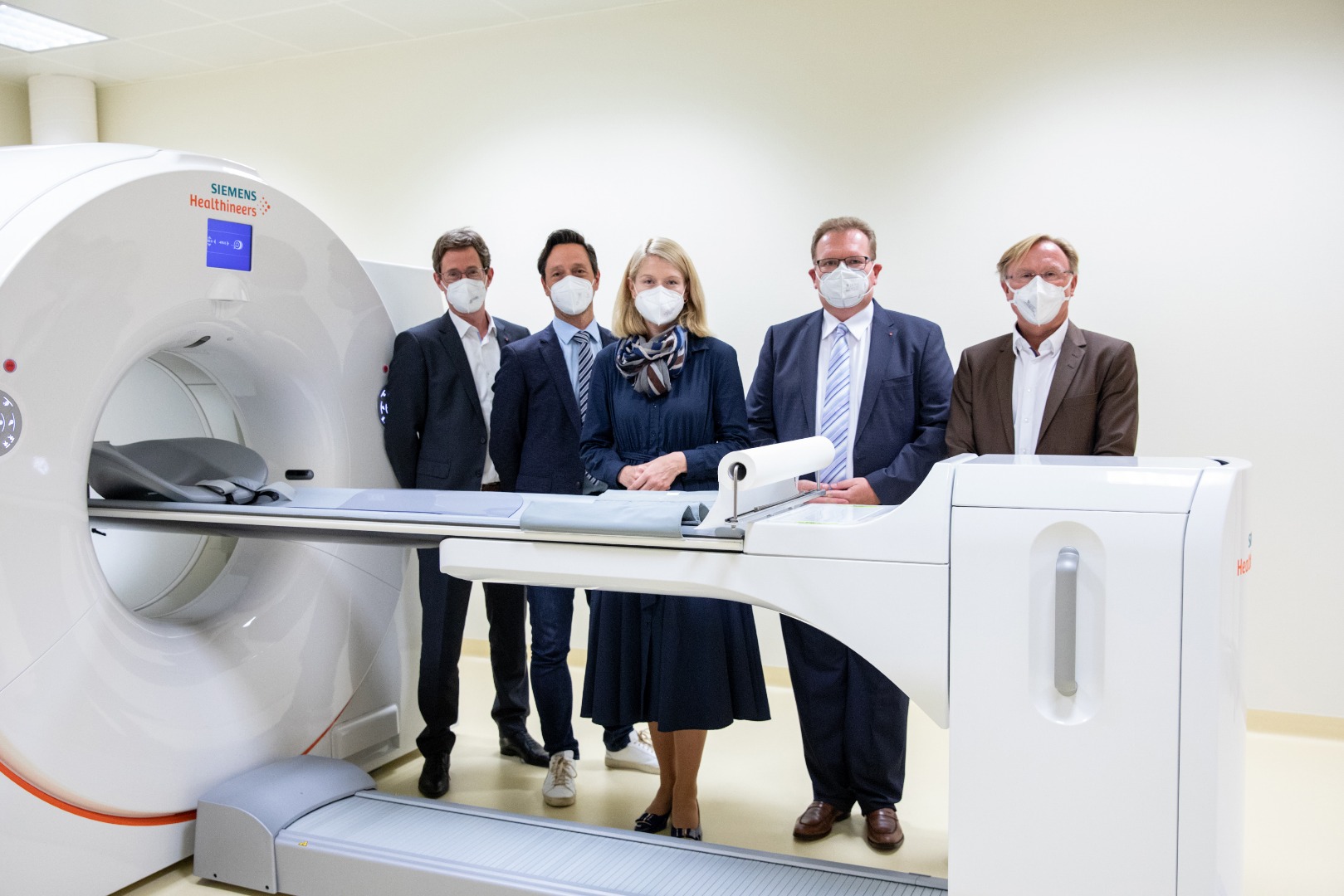 Priv.-Doz. Dr. Karl-Heinz Stadlbauer (Ärztlicher Direktor Kepler Universitätsklinikum), Prim. Dr. Josef Dierneder, MBA (Institutsleiter Nuklearmedizin am Krankenhaus der Elisabethinen), LH-Stv.in Mag.a Christine Haberlander, Prim. Univ.-Prof. Mag. Dr. Michael Gabriel (Vorstand des Instituts für Nuklearmedizin und Endokrinologie) und Dr. Michael Girschikofsky (Ärztlicher Direktor Krankenhaus der Elisabethinen) bei neuem PET CT