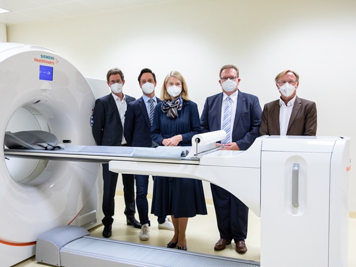 Priv.-Doz. Dr. Karl-Heinz Stadlbauer (Ärztlicher Direktor Kepler Universitätsklinikum), Prim. Dr. Josef Dierneder, MBA (Institutsleiter Nuklearmedizin am Krankenhaus der Elisabethinen), LH-Stv.in Mag.a Christine Haberlander, Prim. Univ.-Prof. Mag. Dr. Michael Gabriel (Vorstand des Instituts für Nuklearmedizin und Endokrinologie) und Dr. Michael Girschikofsky (Ärztlicher Direktor Krankenhaus der Elisabethinen) bei neuem PET CT