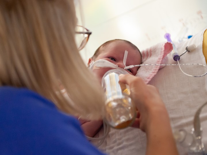 Kinderintensivpflegerin beim Füttern eines Babys