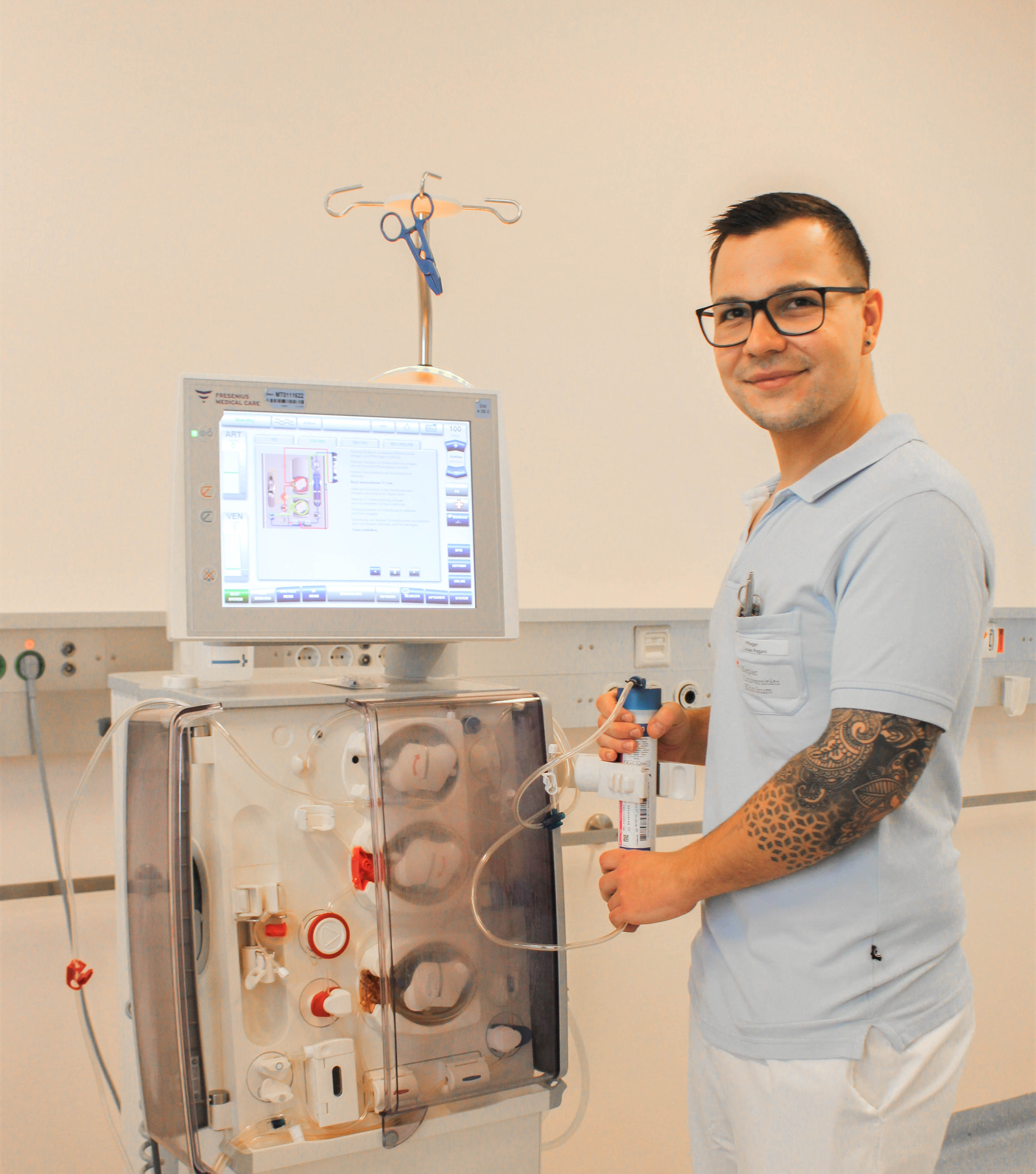 Pfleger mit einem Nierenersatztherapiegerät