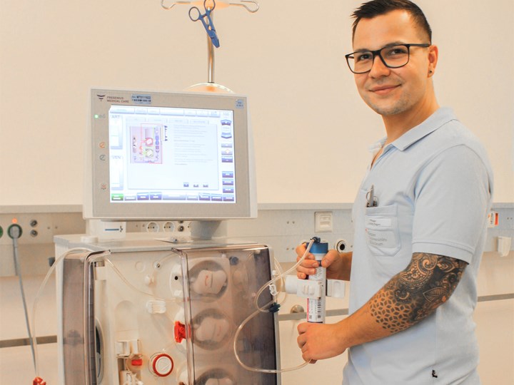 Pfleger mit einem Nierenersatztherapiegerät
